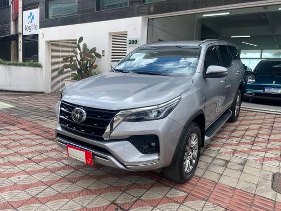 TOYOTA HILUX SW4 2.8 D-4D TURBO DIESEL SRX 7L 4X4 AUTOMÁTICO